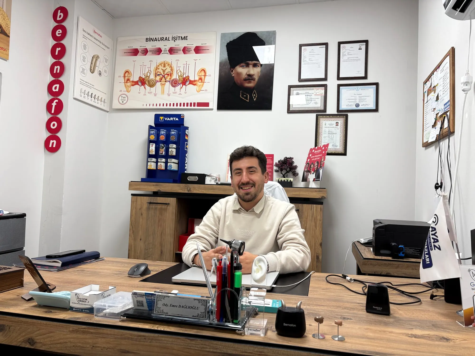 Ayaz İşitme Merkezi görüşme odası ve ekip üyesi